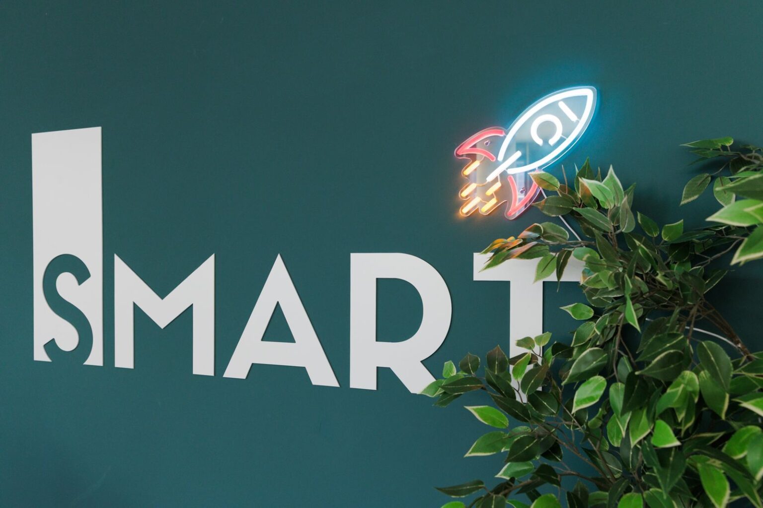 La parete Smart con il razzo al neon nell'ufficio Smarthink di Galatina